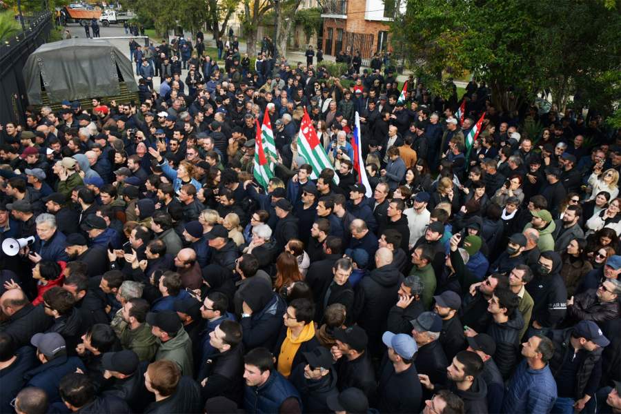 15 ноября 2024 года. Обстановка у парламента Абхазии в Сухуме. Парламент Абхазии отменил сегодняшнее заседание, на котором должны были рассматривать ратификацию инвестсоглашения с Россией. Оппозиционные силы в Абхазии выступают против ратификации инвестиционного соглашения с Россией