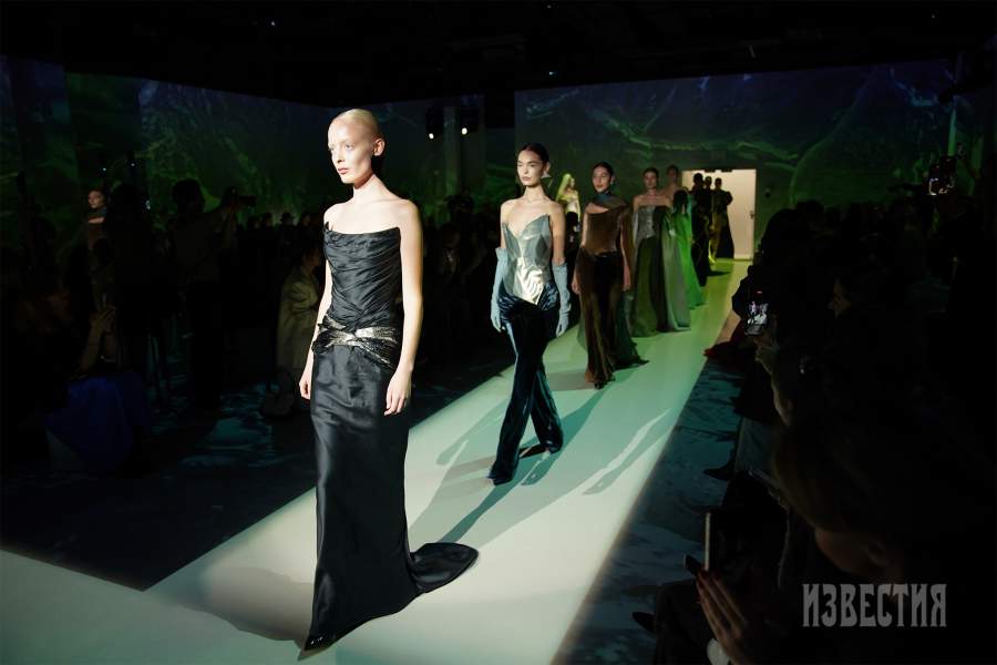19 ноября 2024 года. Россия. Москва. Модели во время показа одежды новой коллекции Дома Валентина Юдашкина в иммерсивном арт-пространстве LUMINAR на ВДНХ