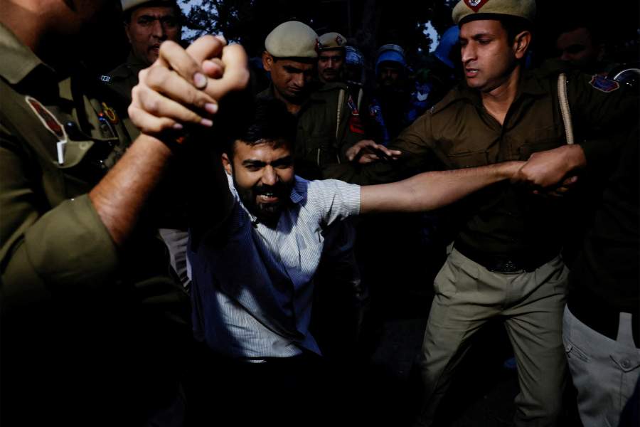 Полицейские задерживают сторонника главной оппозиционной партии Индии «Конгресс» во время акции протеста против индийского миллиардера Гаутама Адани после того, как в Нью-Йорке ему было предъявлено обвинение в предполагаемой многомиллиардной схеме взяточничества и мошенничества, в Нью-Дели, Индия, 21 ноября. 2024 год