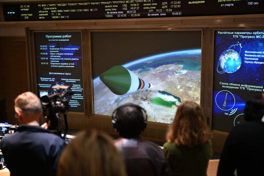 Запуск РН «Союз-2.1а» с грузовым кораблем «Прогресс МС-29» с космодрома Байконур в центре управления полетами (ЦУП) в Королеве