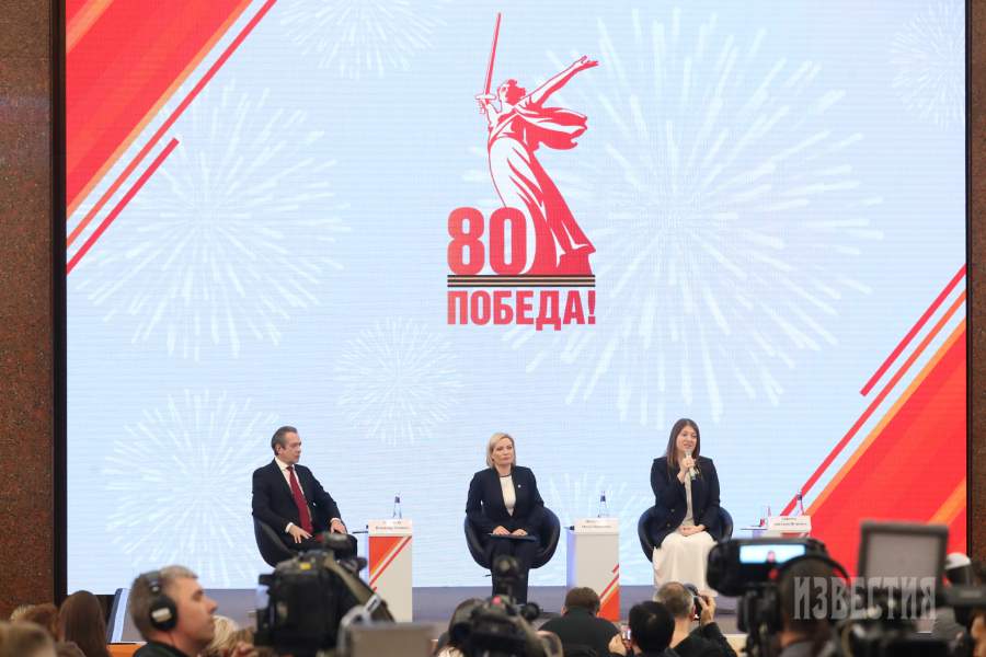 Художественный руководитель Театра Олега Табакова и театра «Современник», народный артист РФ Владимир Машков, министр культуры РФ Ольга Любимова и исполнительный директор Всероссийского общественного движения «Волонтеры Победы» Анастасия Рябова на презентации логотипа 80-летия Победы в Великой Отечественной войне