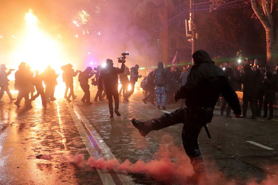 Сторонники грузинской оппозиции присутствуют на митинге протеста после того, как правительство приостановило процесс подачи заявки на вступление в ЕС до 2028 года, перед зданием парламента в Тбилиси, Грузия, 29 ноября 2024 года