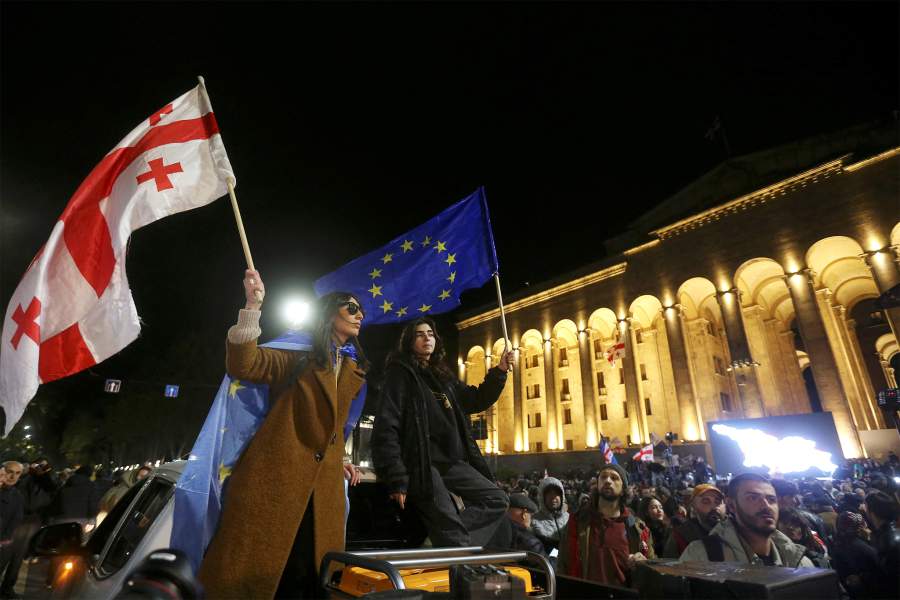 Сторонники оппозиционных партий Грузии проводят митинг в знак протеста против результатов недавних парламентских выборов, на которых победила правящая партия «Грузинская мечта», в Тбилиси, Грузия, 4 ноября 2024 года