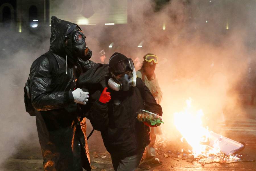 Демонстранты принимают участие в акции протеста против решения нового правительства приостановить переговоры о вступлении в Европейский Союз и отказаться от бюджетных грантов до 2028 года, возле парламента в Тбилиси, Грузия, 30 ноября 2024 года