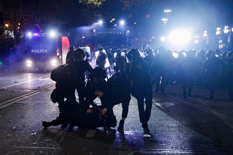 Грузия. Тбилиси. Полицейские задерживают протестующего у здания парламента на проспекте Руставели. Демонстрация проходит на фоне решения властей отказаться от переговоров о вступлении в Евросоюз