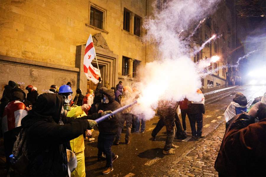 Грузия. Тбилиси. Протестующие взрывают пиротехнику у здания парламента на проспекте Руставели. Демонстрация проходит на фоне решения властей отказаться от переговоров о вступлении в Евросоюз