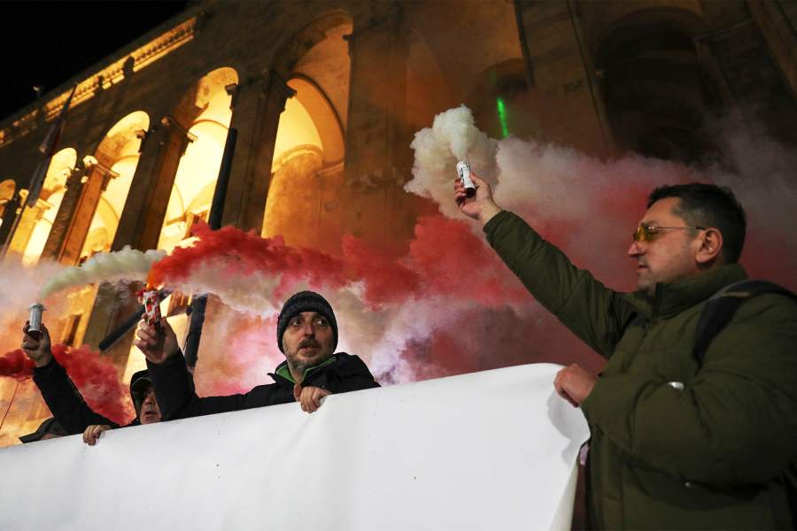 Сторонники оппозиционных партий Грузии проводят митинг в знак протеста против решения нового правительства приостановить переговоры о вступлении в Европейский Союз и отказаться от бюджетных грантов до 2028 года, возле парламента в Тбилиси, Грузия, 29 ноября 2024 года