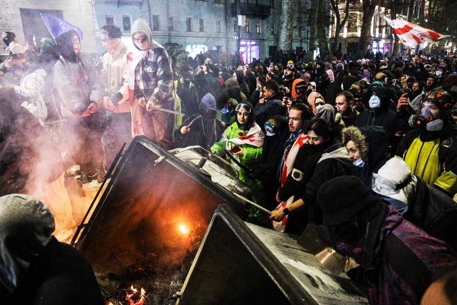 Грузия. Тбилиси. Акция протеста у здания парламента. Демонстрация проходит на фоне решения властей отказаться от переговоров о вступлении в Евросоюз