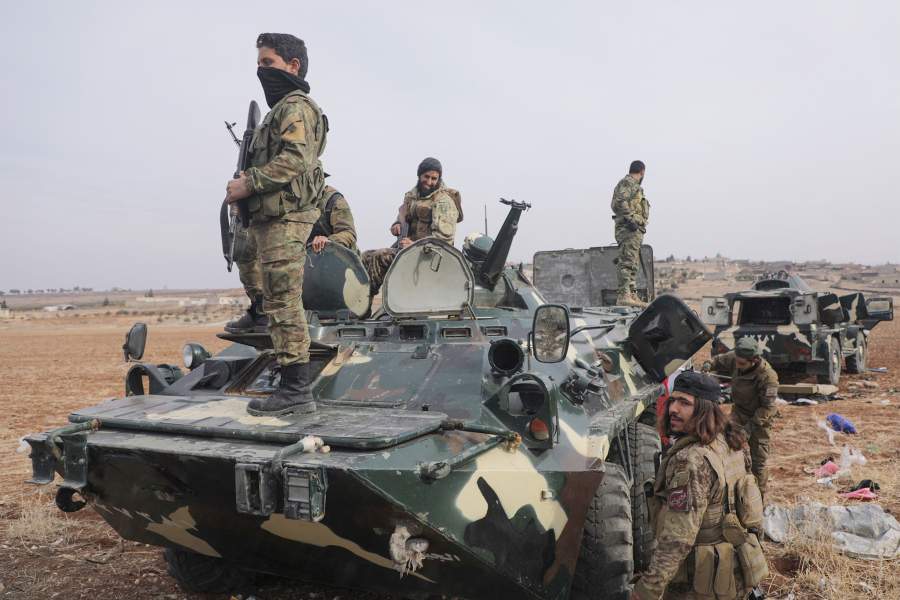 Бойцы повстанцев стоят на военной машине в сельской местности Хомса после того, как сирийские повстанцы в субботу начали молниеносное наступление, заявив, что они захватили большую часть юга, в то время как правительственные силы окопались, чтобы защитить ключевой центральный город Хомс, чтобы попытаться спасти президента Башара аль-Аль. - 24-летнее правление Асада в Сирии, 7 декабря 2024 г