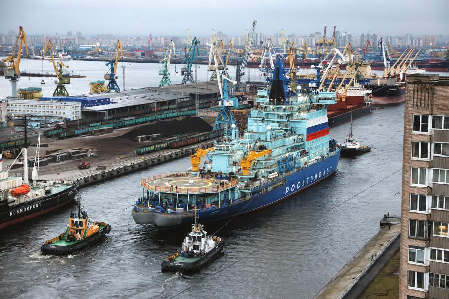 Атомный ледокол «Якутия» проекта 22220 вышел через Галерный фарватер в Финский залив для испытаний. Во время испытаний специалисты проверят работу основных систем ледокола и его оборудования. В планах на ближайшие несколько недель убедиться в исправности механизмов связи и навигации, якорного и рулевого устройства, а также работы вертолетного комплекса