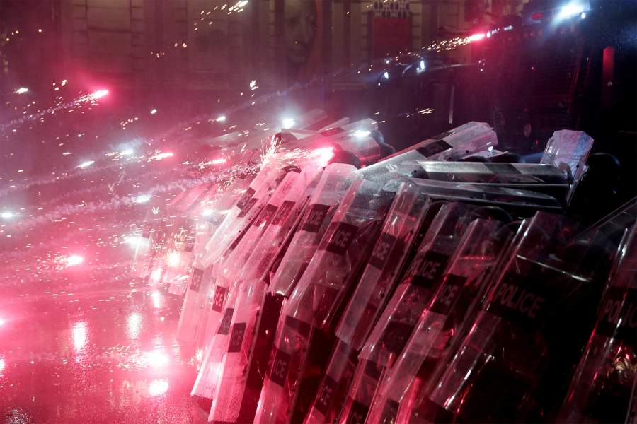 Полицейские используют щиты во время демонстрации сторонников оппозиционных партий Грузии в знак протеста против решения правительства приостановить переговоры о вступлении в Европейский союз в Тбилиси, Грузия, 7 декабря 2024 года