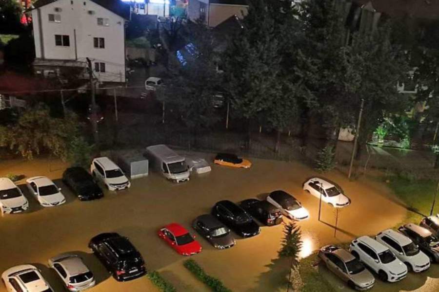 Затопленная парковка с автомобилями в «Сириусе»