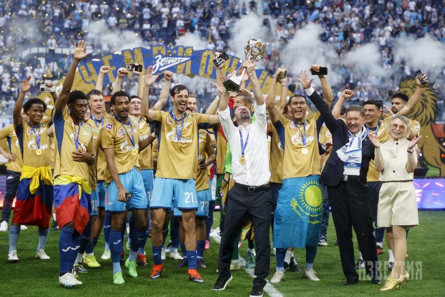 Игроки «Зенита» — победители Суперкубка России по футболу 2024 — на церемонии награждения после финального матча против ФК «Краснодар»