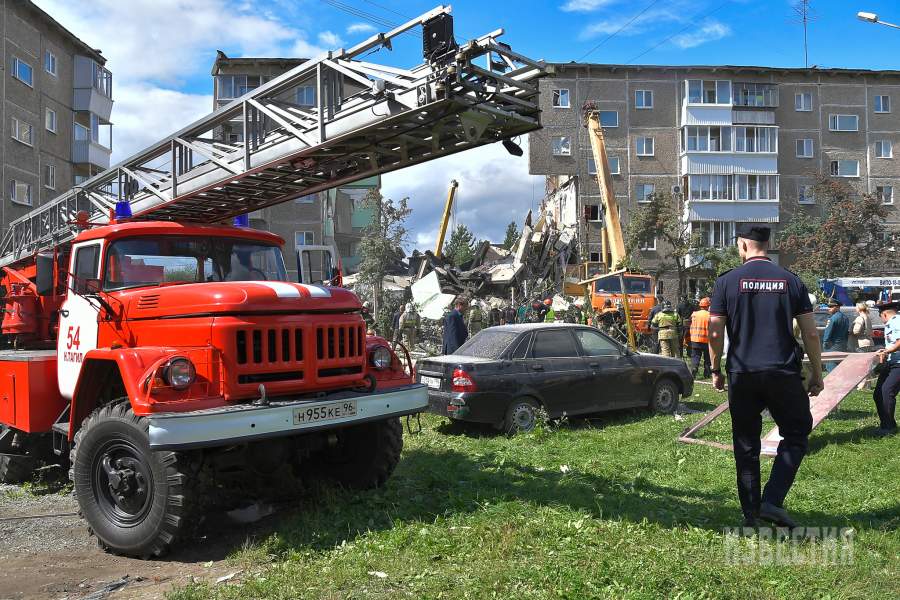 Нижний Тагил. Сотрудники МЧС разбирают завалы на месте взрыва газа в жилом пятиэтажном доме на улице Сибирской