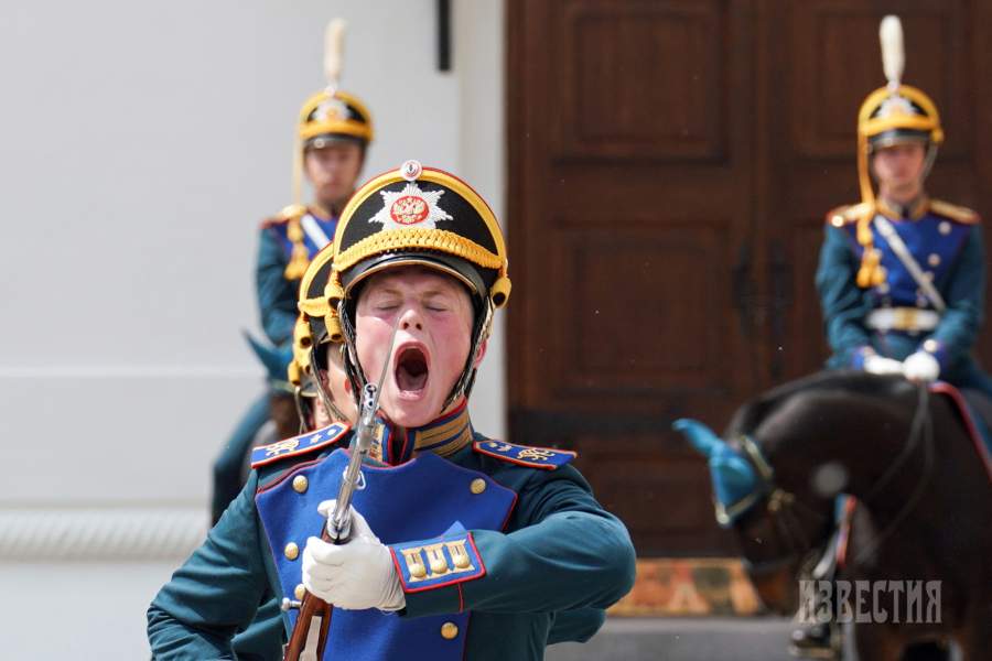 Военнослужащие роты специального караула Президентского полка ФСО России на церемонии развода пеших и конных караулов на Соборной площади в Кремле