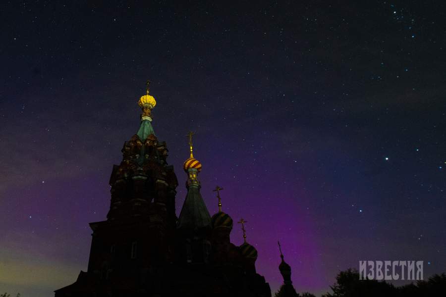 Московская область. Северное сияние, наблюдаемое в селе Гололобово Московской области из-за сильной магнитной бури. В кадре — церковь Рождества Христова
