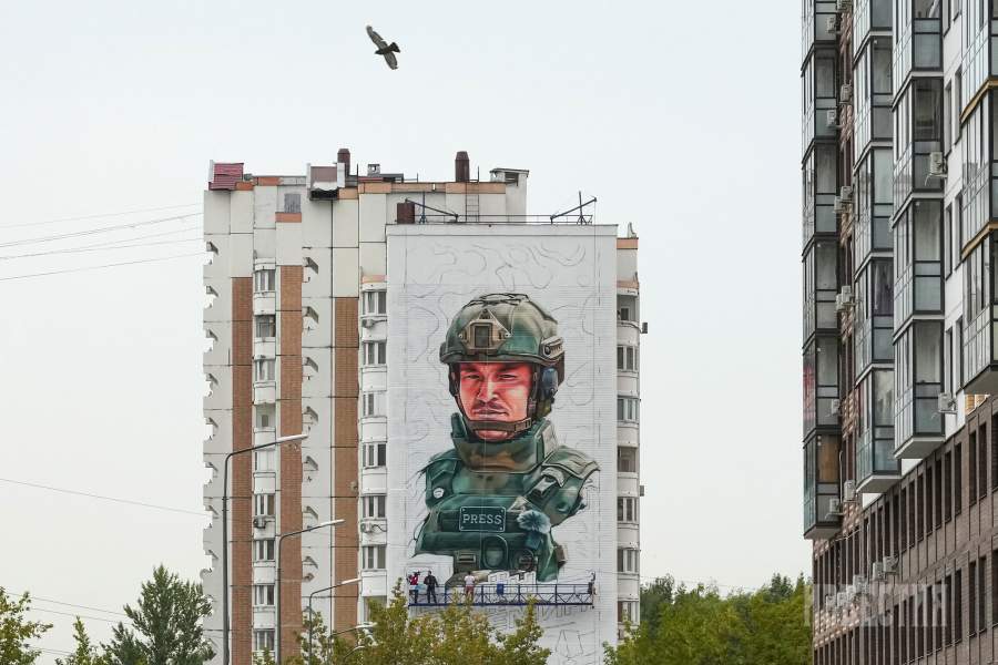 Мурал в честь военного корреспондента Семена Еремина в Балашихе