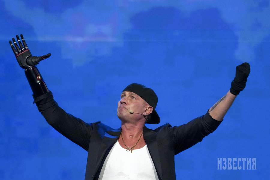 Москва. Олимпийский чемпион в танцах на льду, фигурист Роман Костомаров во время премьеры документального фильма «Роман Костомаров: рожденный дважды» на выставке-форуме «Россия» на ВДНХ