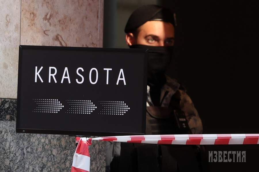 Сотрудники полиции у бизнес-центра «Романов двор», где произошла стрельба