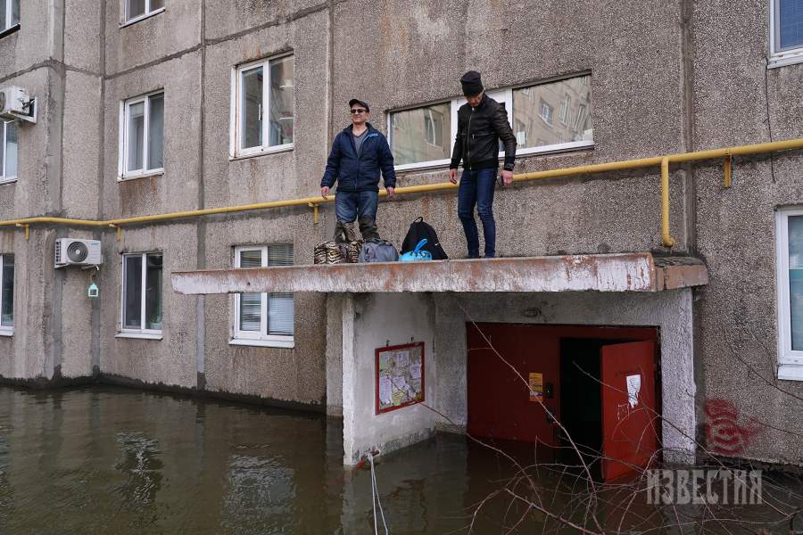 Сотрудники Всероссийского студенческого корпуса спасателей эвакуируют жителей затопленного из-за прорыва дамбы района Орска