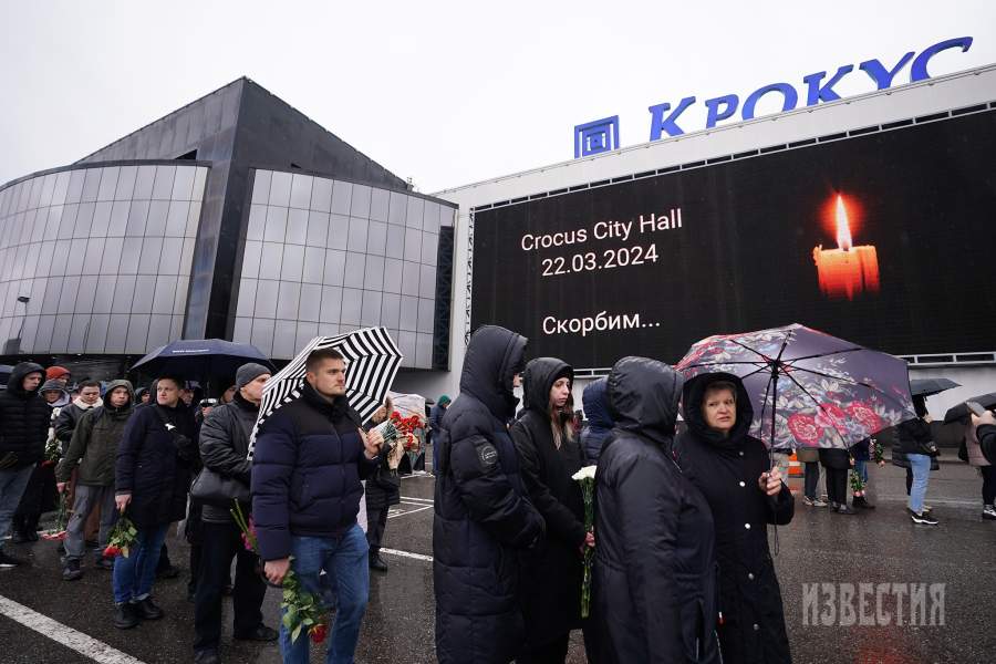 Люди в День общенационального траура по погибшим при теракте у здания «Крокус Сити Холл»