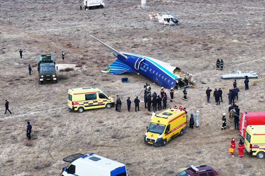 На снимке с дрона видно место крушения пассажирского самолета «Азербайджанских авиалиний» недалеко от города Актау, Казахстан, 25 декабря 2024 года