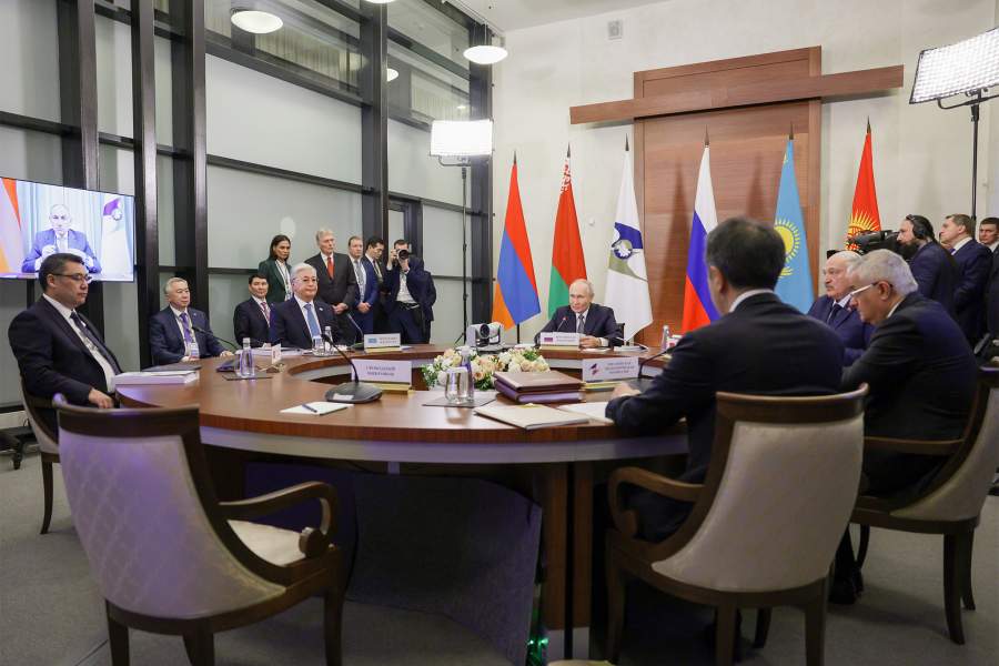 26 декабря 2024 года. Россия. Ленинградская область. Президент РФ Владимир Путин (в центре) во время заседания Высшего Евразийского экономического совета в узком составе в комплексе "Игора"