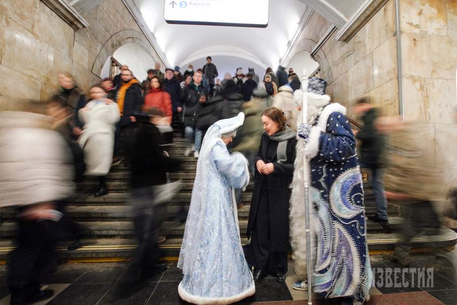 23 декабря 2024 года. Россия. Москва. Дед Мороз и Снегурочка поздравляют пассажиров московского метрополитена с наступающим Новым Годом