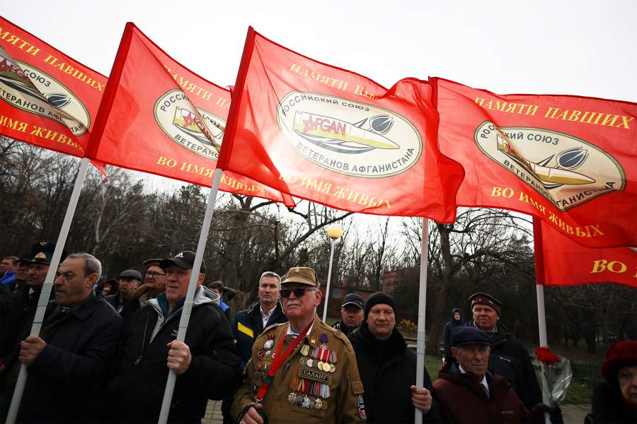 25 декабря 2024 года.Участники церемонии возложения цветов и венков к памятнику "Сынам Кубани, павшим в Афганистане" к 45-летию ввода войск в Афганистан в Краснодаре