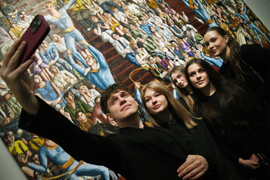 24 декабря 2024 года. Студенты художественных школ и академий на выставке "Наталья Нестерова. Истории и ребусы" в Третьяковской галерее на Крымском валу в Москве