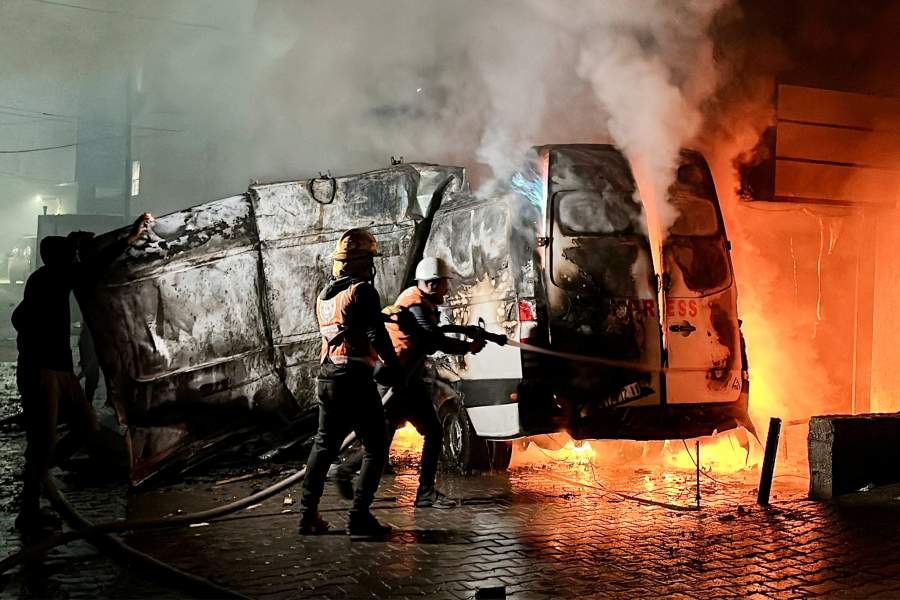 По словам медиков органов здравоохранения сектора Газа, члены Гражданской обороны потушили пожар в фургоне после израильского удара, в результате которого погибли пять журналистов телеканала Аль-Кудс аль-Юм, недалеко от больницы Аль-Ауда в Нусейрате в центре города. Газа, 26 декабря 2024 г