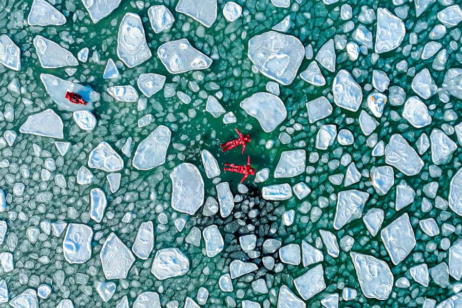 3 января 2025 года. Россия. Приморский край. Владивосток. Люди во время купания в гидрокостюмах в акватории бухты Ахлестышева