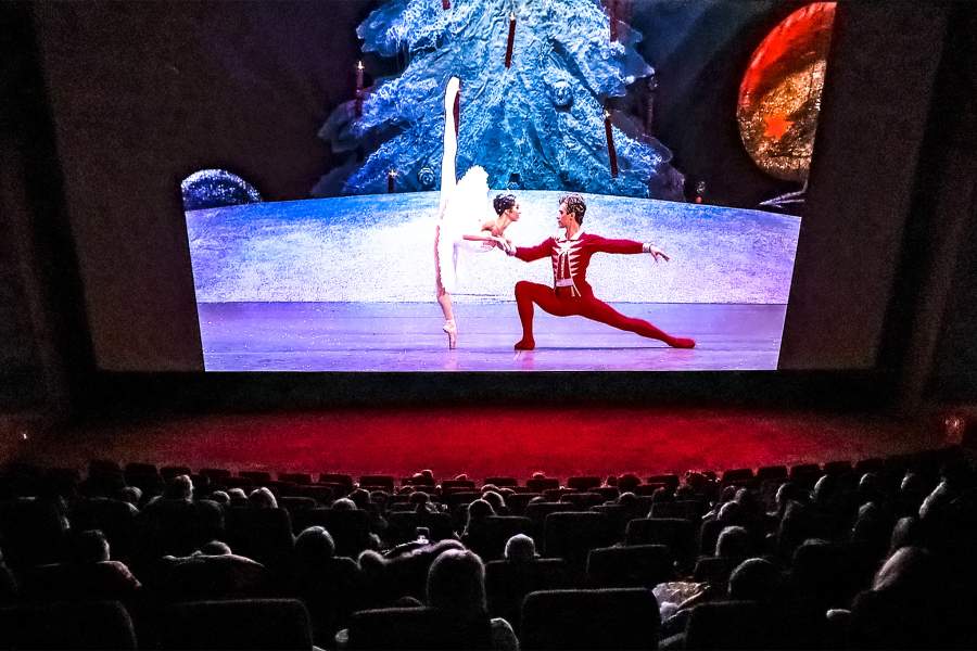 30 декабря 2024 года. Россия. Санкт-Петербург. Трансляция балета Петра Чайковского «Щелкунчик» в постановке Юрия Григоровича из Большого театра в кинотеатре «Каро 9 Варшавский экспресс»