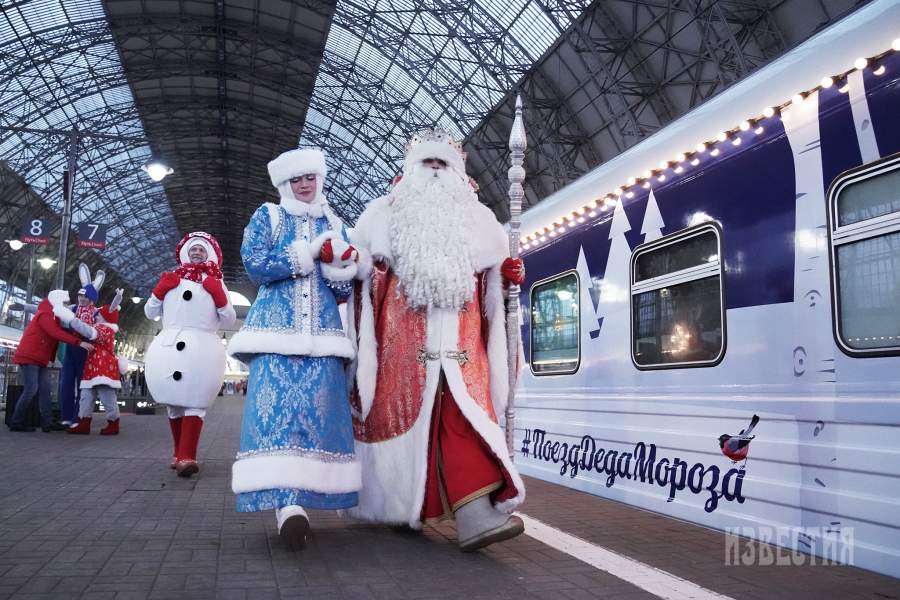3 января 2025 года. Церемония прибытия тематического поезда Деда Мороза на Киевский вокзал в Москве. Поезд прибыл в Москву из Великого Устюга. Возле состава организована анимационная программа, а купившие билеты смогут посетить передвижную резиденцию и посмотреть кукольный театр