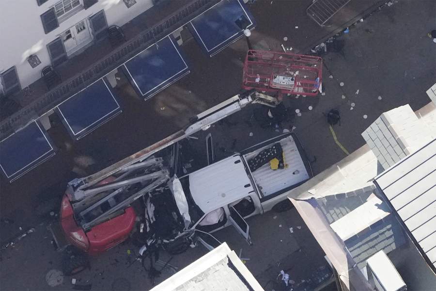 1 января 2025 года США. Луизиана. Новый Орлеан. На месте наезда автомобиля на людей. В результате инцидента по меньшей мере 10 человек погибли, 35 пострадали. По предварительным данным, водитель намеренно въехал в толпу