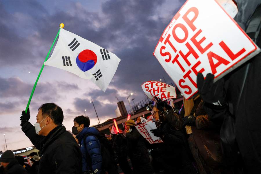 Протестующие в поддержку Юна держат южнокорейские флаги и таблички «СТОП ВОРАЖЕНИЕ» во время митинга возле официальной резиденции подвергнутого импичменту президента Южной Кореи Юн Сок Ёля после того, как в пятницу следователи не смогли исполнить ордер на арест Ёля, согласно данным Управления по расследованию коррупции Высокопоставленные чиновники в Сеуле, Южная Корея, 3 января 2025 года