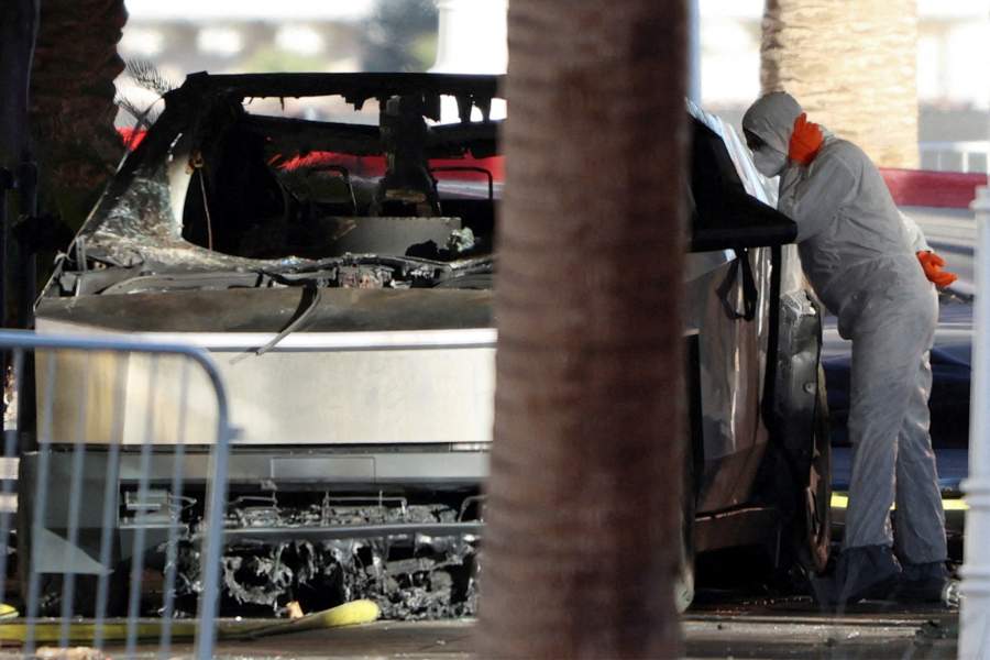 Останки Tesla Cybertruck, сгоревшего у входа в Башню Трампа, осматриваются в Лас-Вегасе, штат Невада, США, 1 января 2025 года