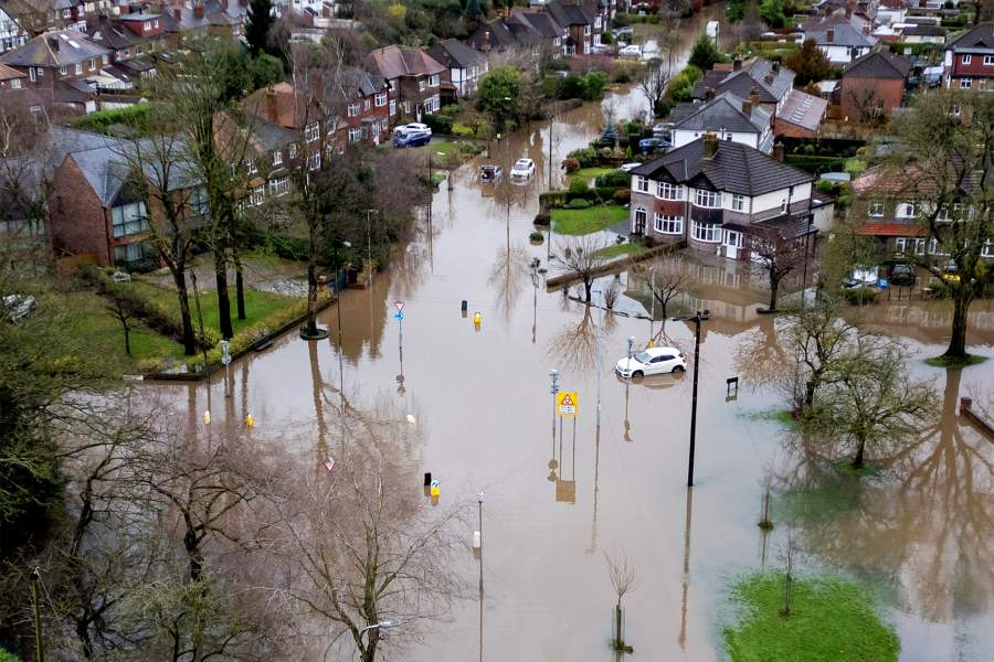 На снимке с дрона видны брошенные автомобили после сильного ночного дождя, который вызвал затопление дорог, в результате чего машины застряли в Манчестере, Великобритания, 1 января 2025 года