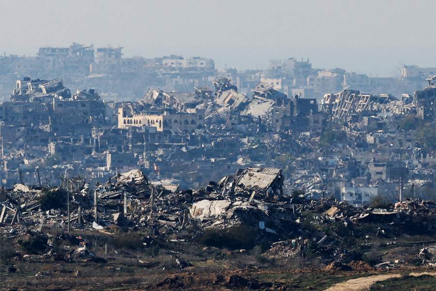 Здания лежат в руинах в секторе Газа на фоне продолжающегося конфликта между Израилем и ХАМАСом, вид с юга Израиля, 2 января 2025 года