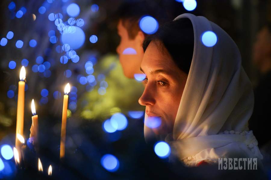 Прихожане во время праздничного богослужения по случаю Рождества Христова в храме Успения Пресвятой Богородицы