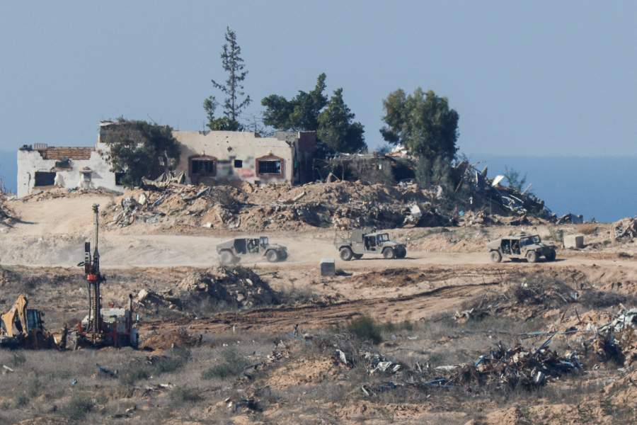 Израильские военные машины маневрируют в секторе Газа перед вступлением в силу соглашения о прекращении огня между Израилем и ХАМАС, вид с израильской стороны границы с Газой на юге Израиля