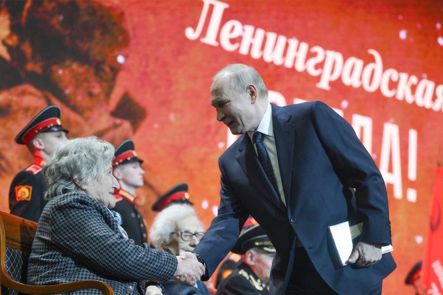 27 января 2025. Президент РФ Владимир Путин награждает юбилейными медалями «80 лет Победы в Великой Отечественной войне 1941–1945 гг.» участников Великой Отечественной войны — жителей Санкт-Петербурга в Большом концертном зале «Октябрьский»