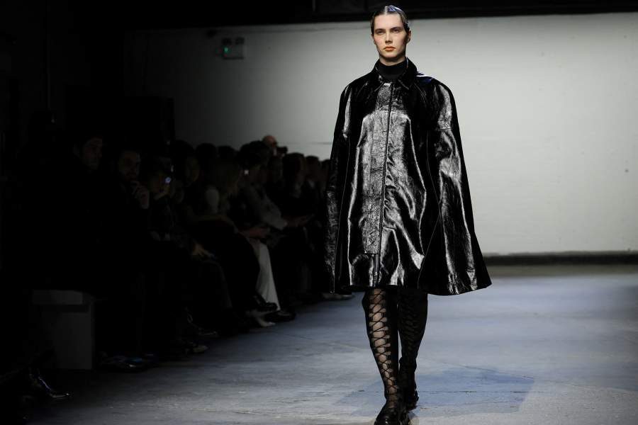 Модель представляет коллекции на показе Шинейд О’Дуайер