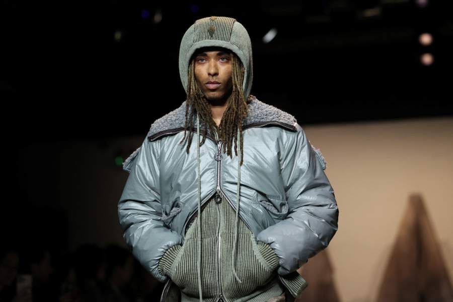 Модель представляет коллекции на показе Charlie Constantinou