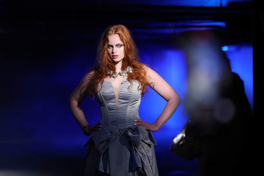 Модель представляет коллекции на показе Sinead Gorey