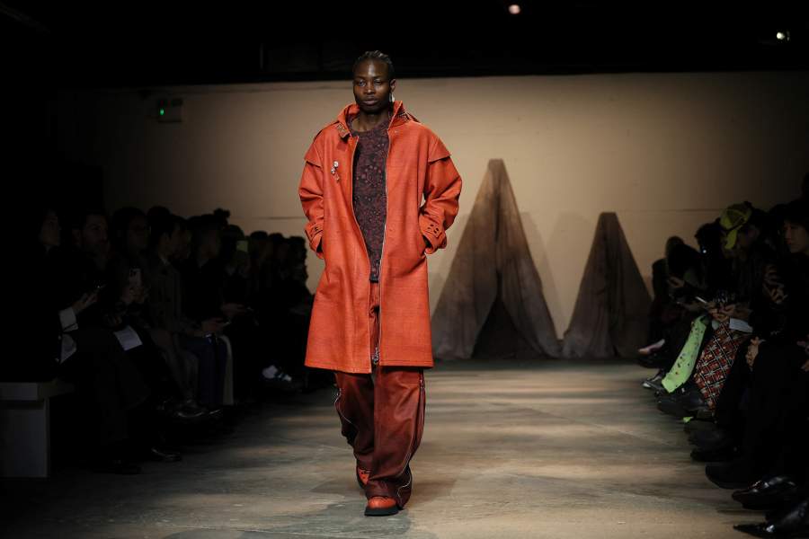 Модель представляет коллекции на показе Charlie Constantinou