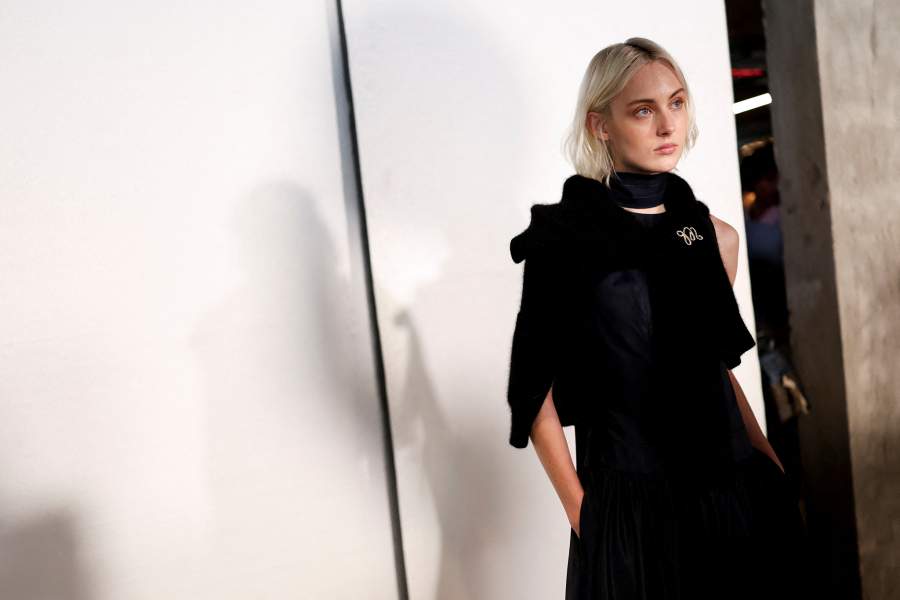 Модель позирует за кулисами во время подготовки к показу Mithridate