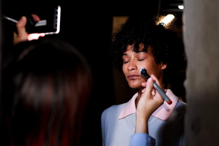 Модель готовится за кулисами к показу Mithridate