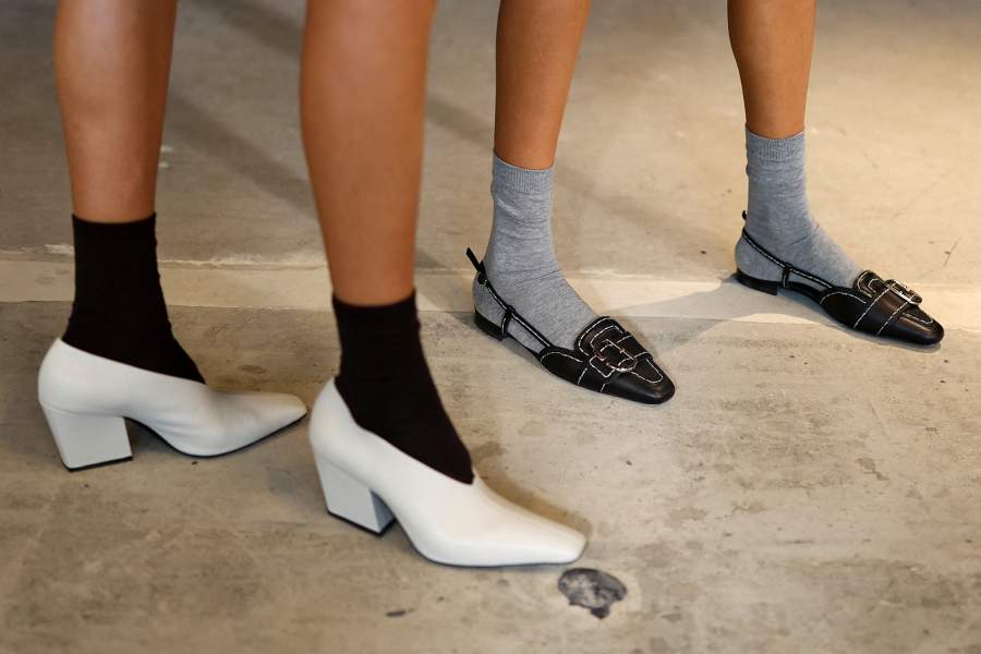 Обувь моделей за кулисами во время подготовки к показу Mithridate