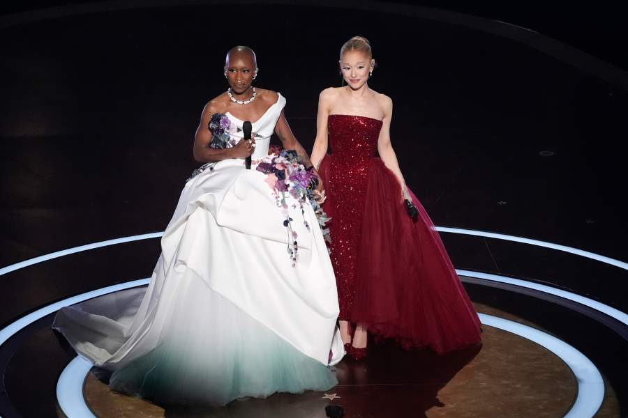 Синтия Эриво (слева) и Ариана Гранде 